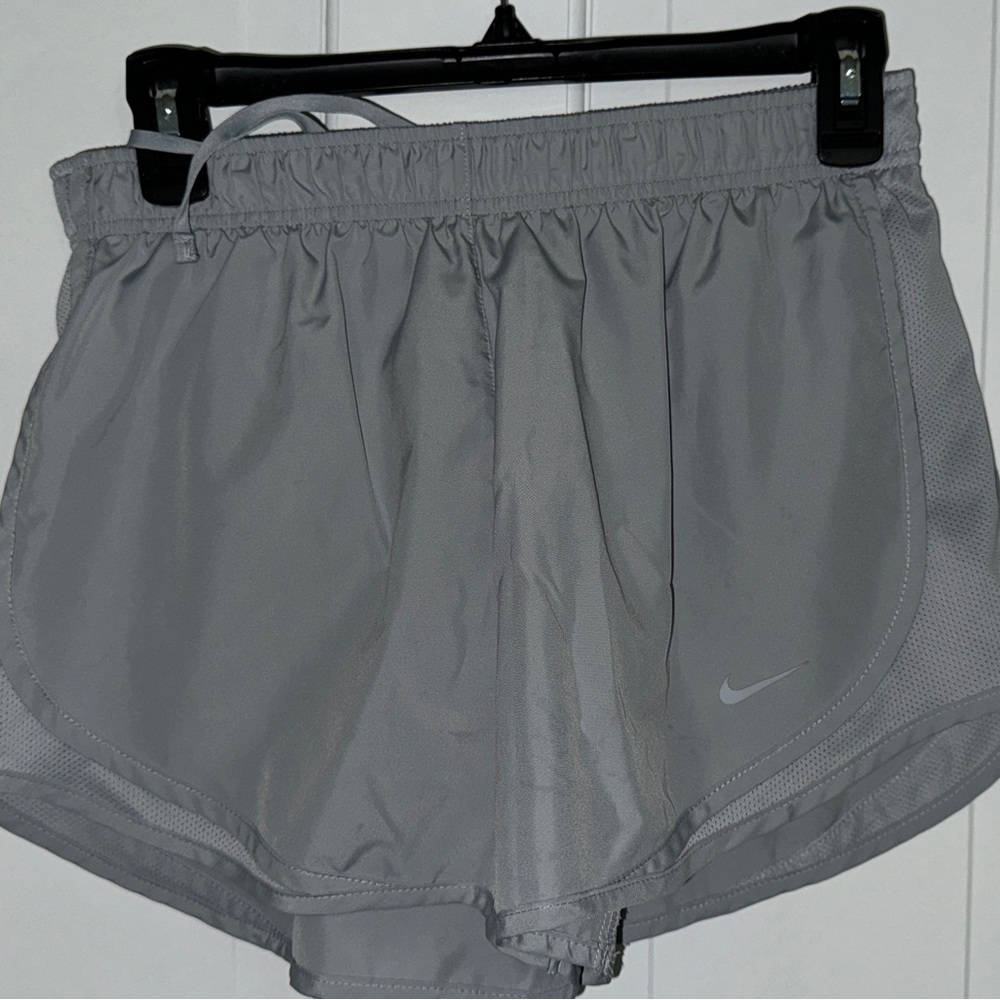nike dry fit gray women’s size medium worn a couple of times.